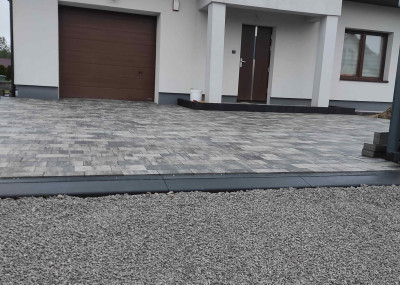 Zdjęcie przedstawiające ofertę Układanie kostki brukowej – Łańcut i okolice