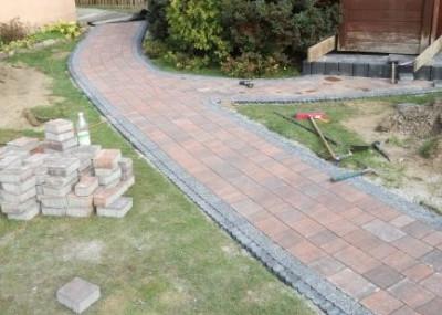 Zdjęcie przedstawiające ofertę Układanie kostki brukowej – Łańcut i okolice