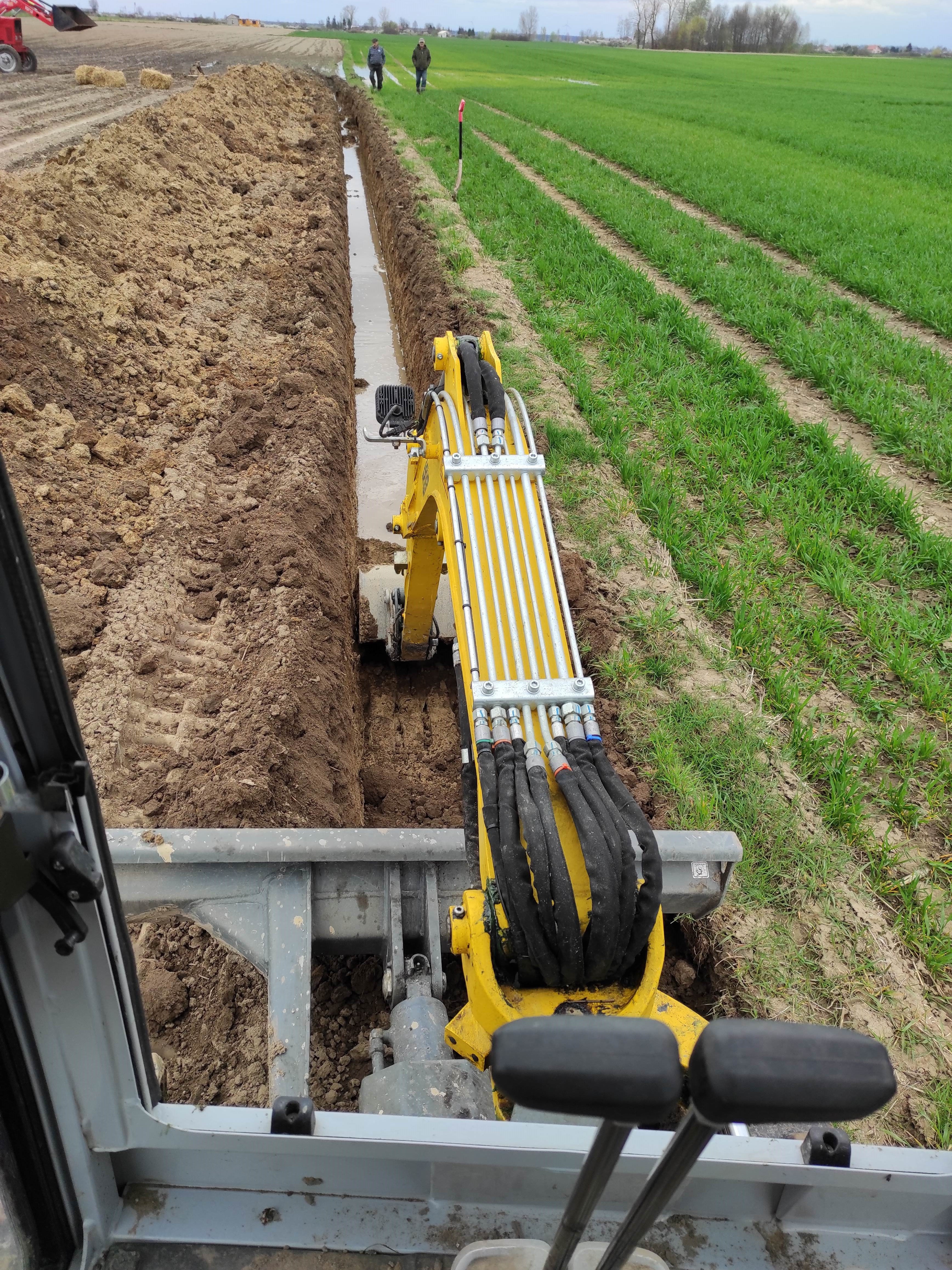 Odwodnienie pola, drenaż.